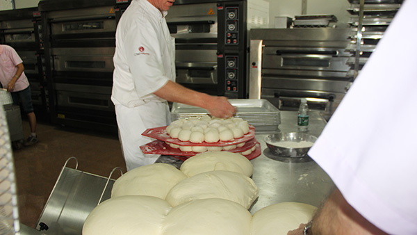 月餅加工廠(chǎng)合作榮麥電熱大型烤箱案例